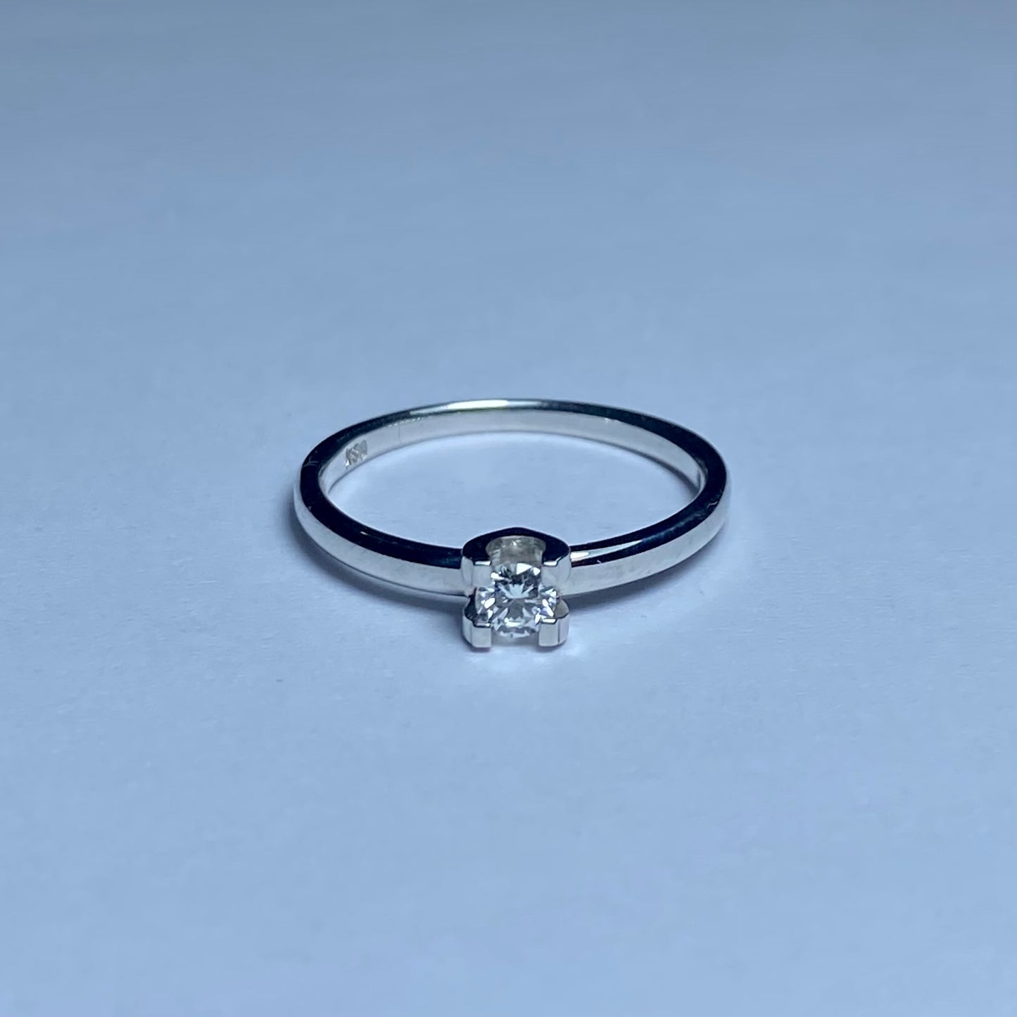Anillo de Oro Blanco 18k y Diamante Natural