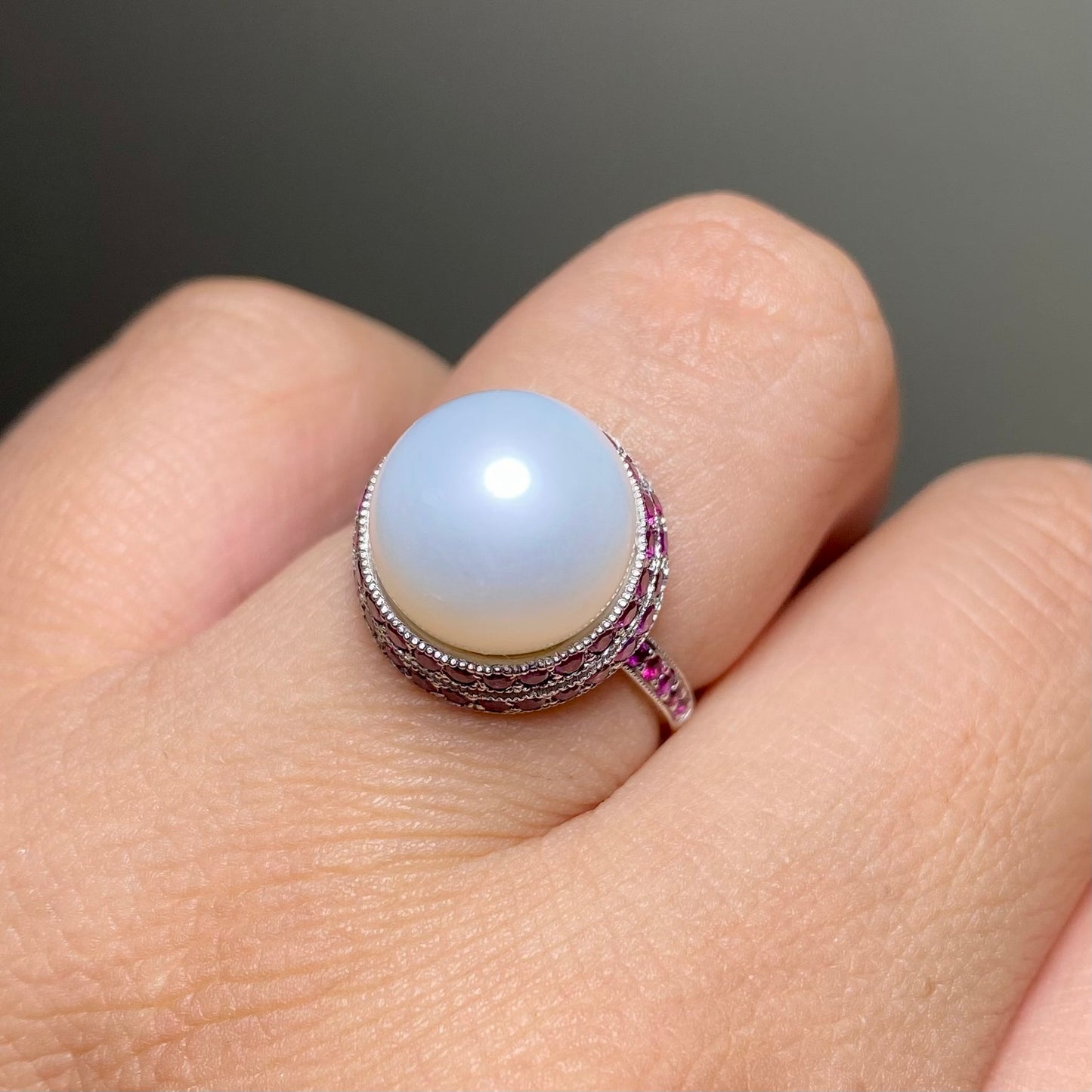 Anillo de Perla y Rubíes en oro blanco 18k