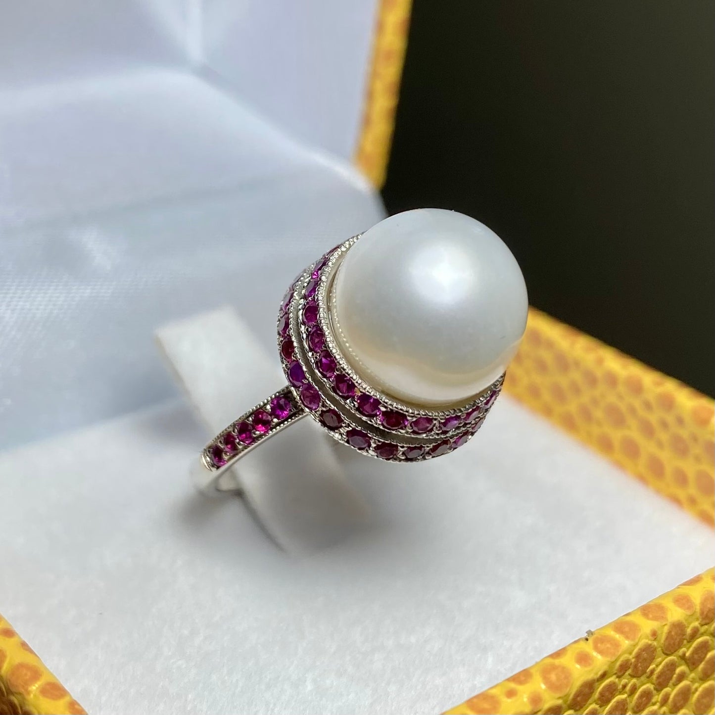 Anillo de Perla y Rubíes en oro blanco 18k