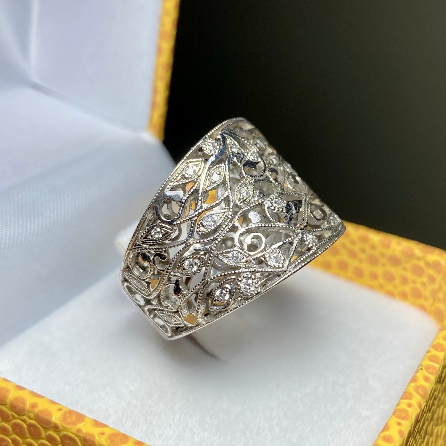 Anillo de Hojas con Diamantes de Laboratorio