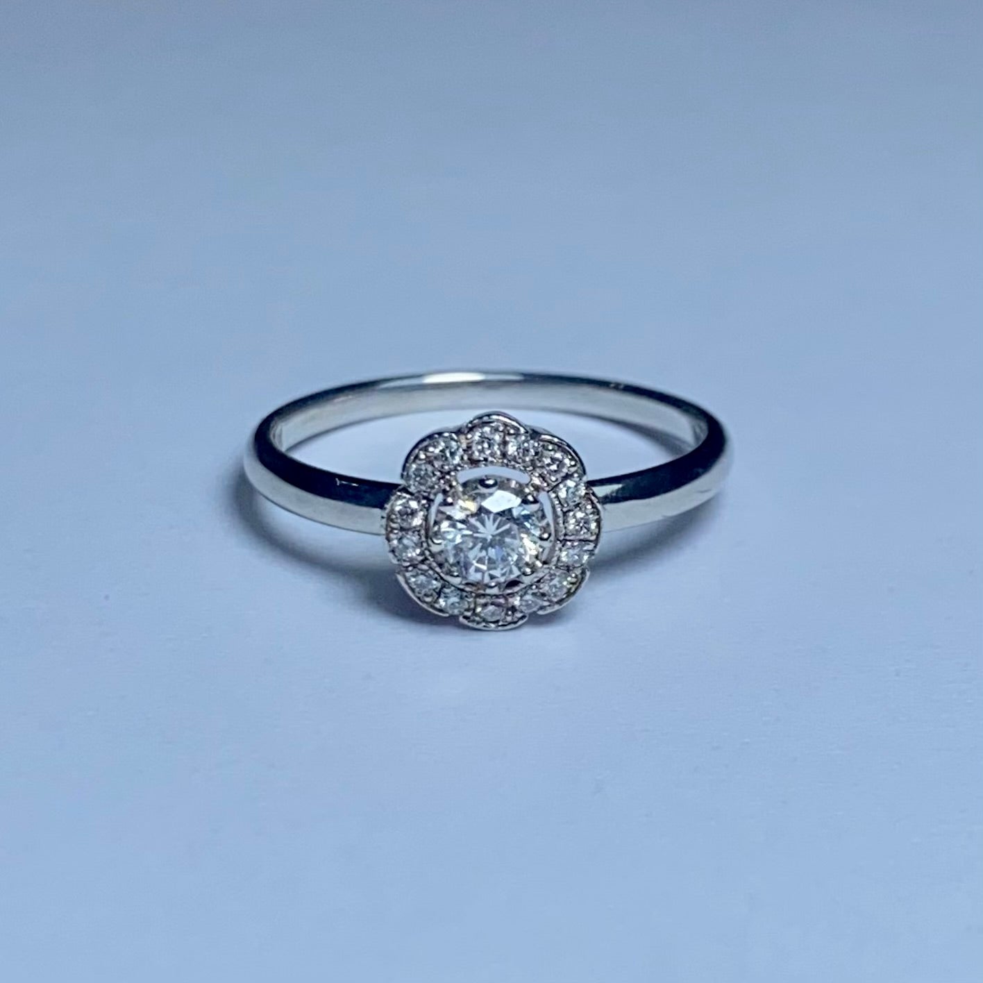Anillo de Oro Blanco 18k y Diamantes Naturales