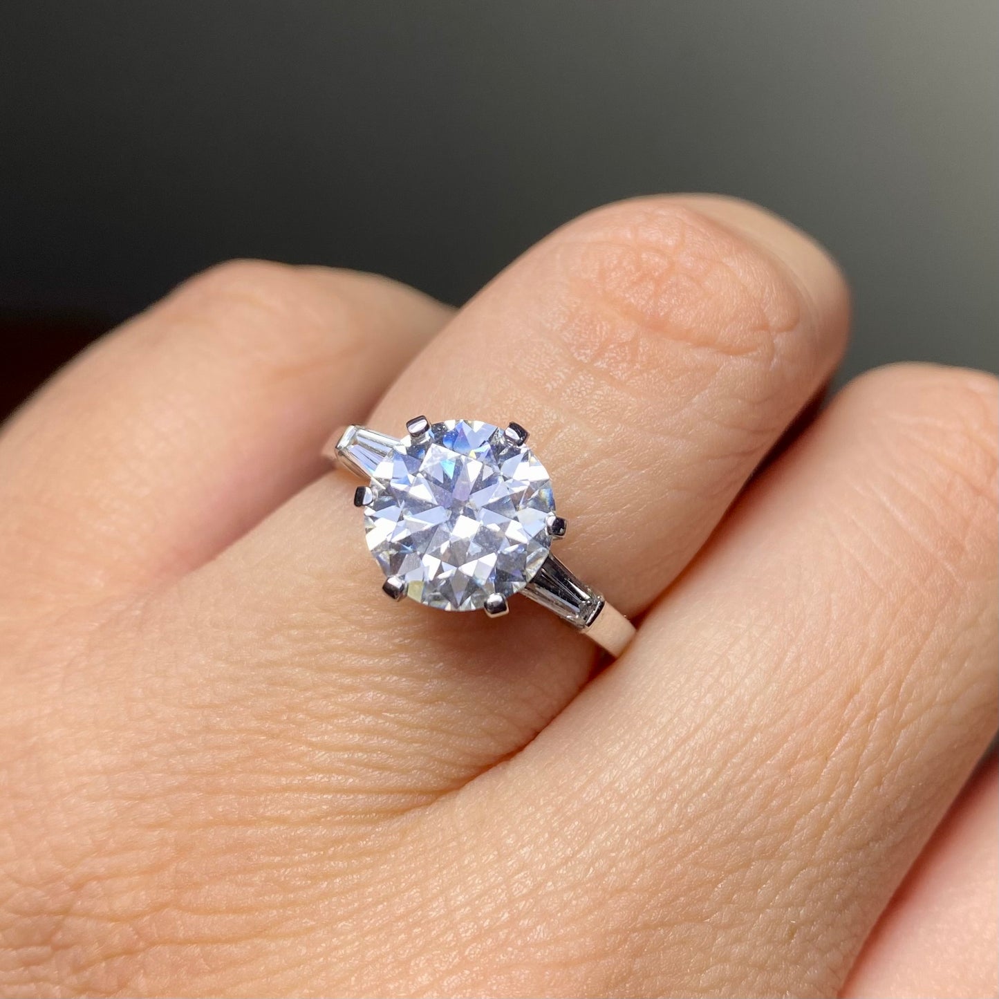 Anillo con Moissanita Central de platino