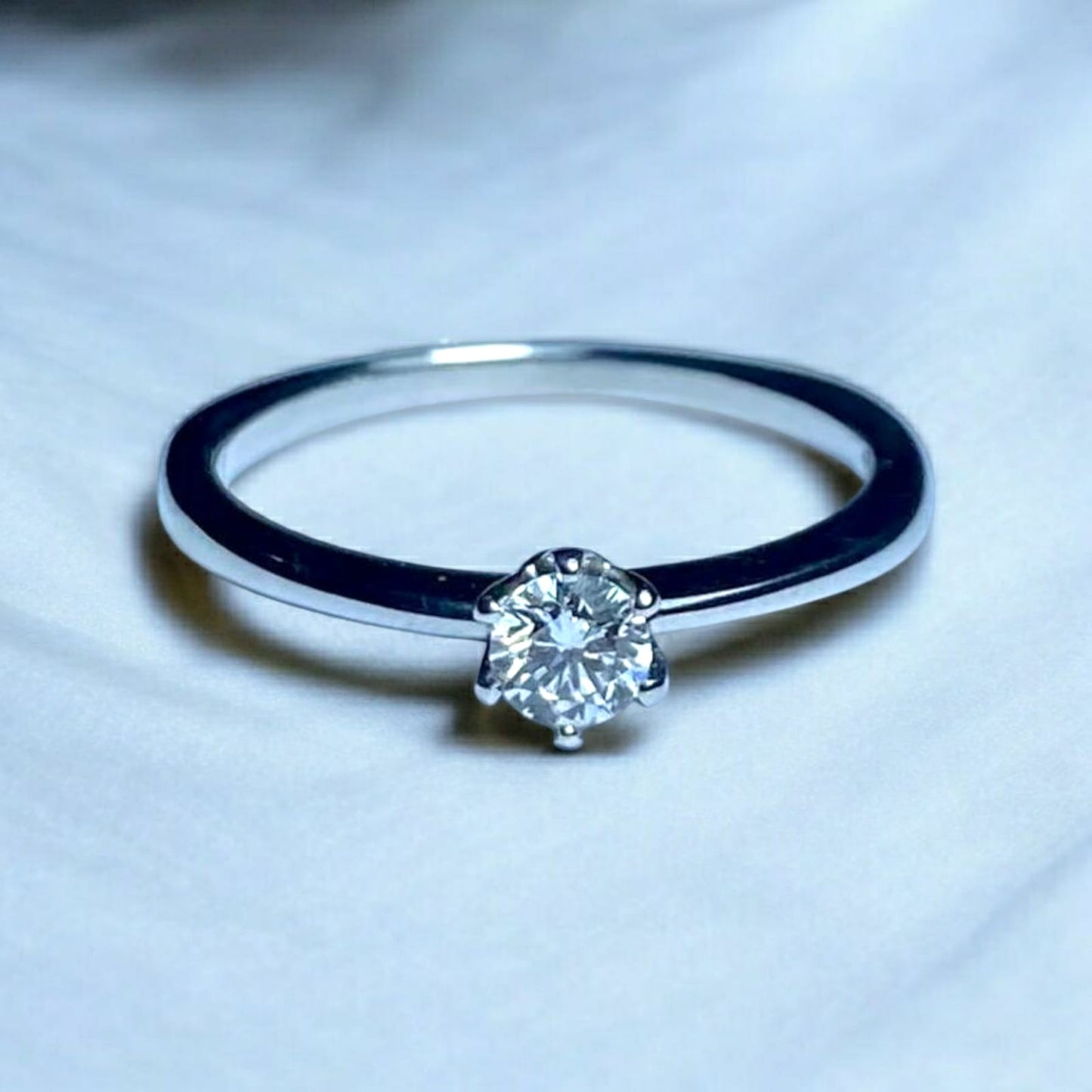 Anillo de Oro Blanco 18k y Diamante Natural