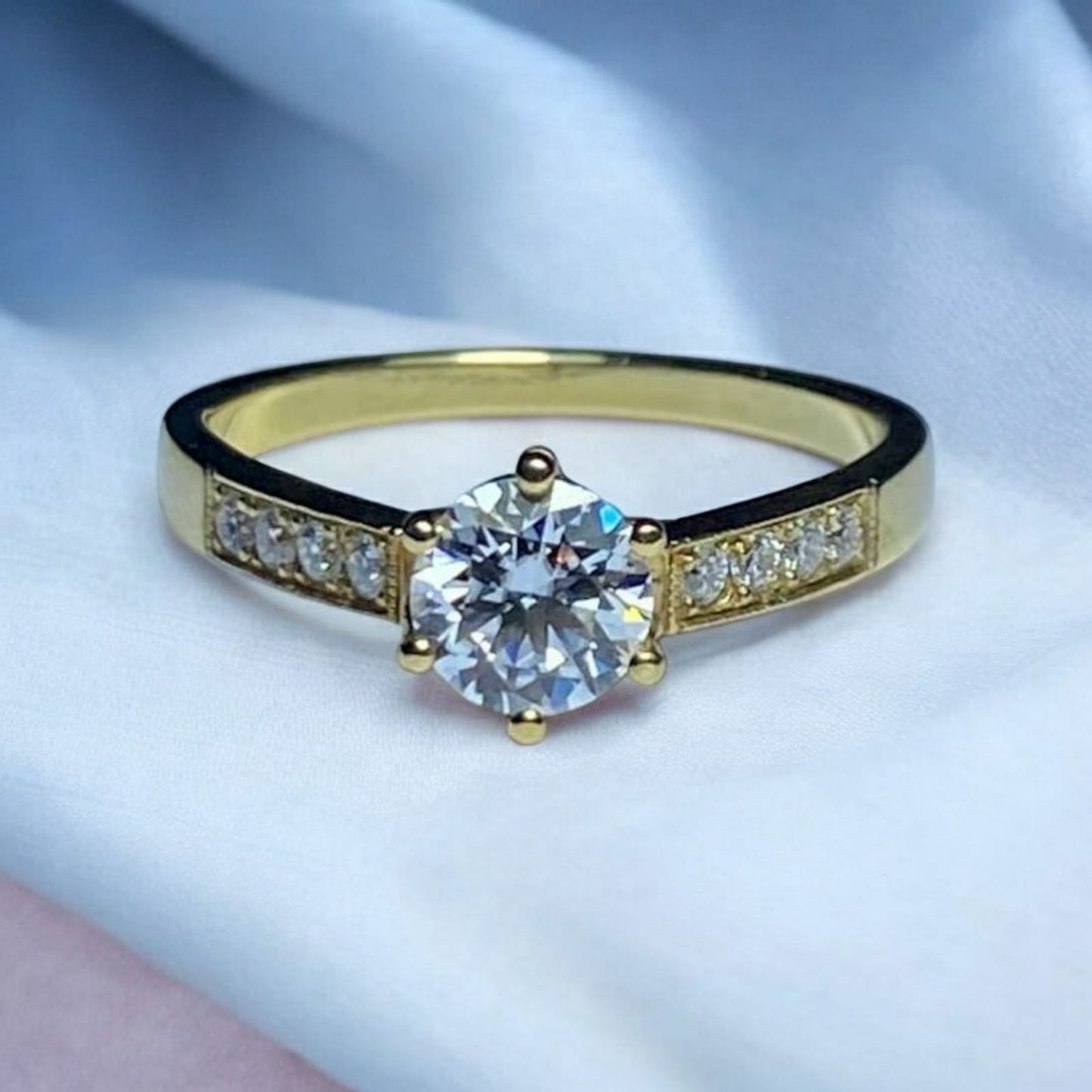 Anillo de Oro Amarillo 18k y Moissanitas